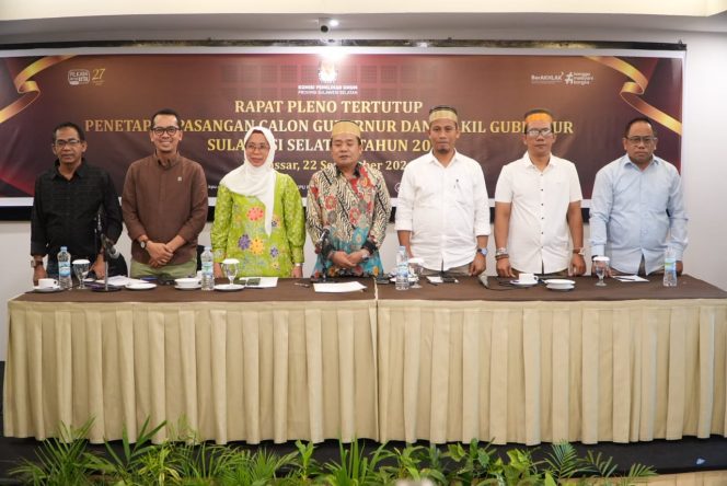 
					Ketua KPU Sulsel Hasbullah (tengah) didampingi anggotanya Tarrif (tiga kiri) Upi Hastati (tiga kanan), Romi Harminto (dua kanan), Ahmad Adiwijaya (dua kiri) Hasruddin Husain (kanan) dan Marzuki Kadir (kiri) saat rapat pleno tertutup penetapan dua pasangan calon Gubernur dan Wakil Gubernur Sulsel di Hotel Claro Makassar, Sulawesi Selatan, Minggu (22/9/2024).