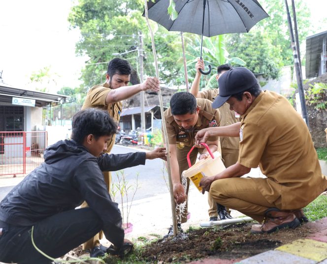 
					Pjs Wali Kota Makassar Andi Arwin Azis Tanam Pohon Bersama di Kecamatan Manggala