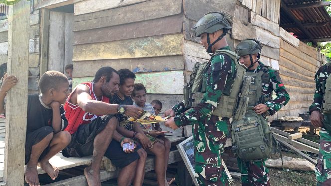Jalin Keakraban Lewat Komsos,  Satgas Yonif 512/QY Bersama Warga Kampung Towe Hitam