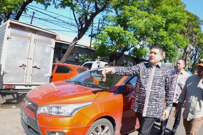 
					Sidak Pasar Pabaeng-baeng, Munafri Tegur Jukir dan Tertibkan Pedagang di Bahu Jalan