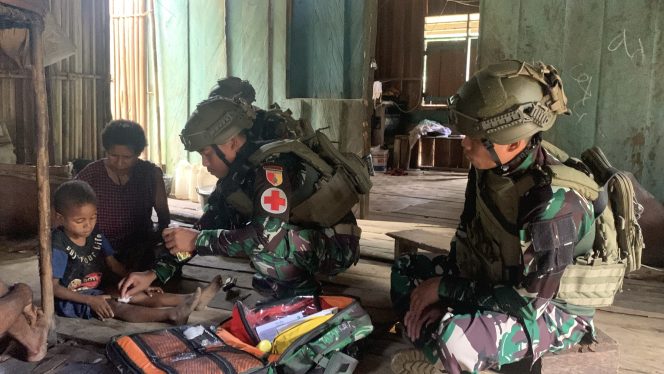 
					Cinta Tanpa Batas di Tanah Perbatasan, Satgas Yonif 512/QY Temui Warga Tatakra dengan Kasih dan Obat Gratis