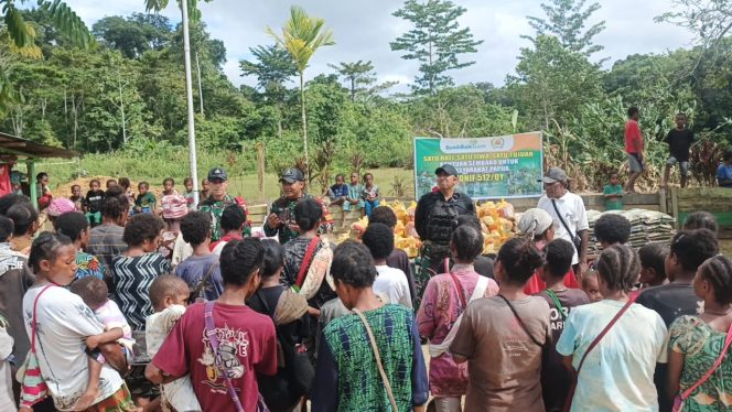 
					Bagikan Sembako untuk Warga Kampung Bompay, Wujud Kepedulian Satgas Yonif 512/QY dengan Masyarakat Papua