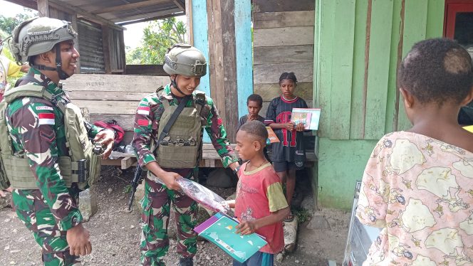 
					Penuhi Harapan Anak-anak Kampung Yuwainda, Satgas Yonif 512/QY Bagikan Kebutuhan Alat Tulis untuk Sekolah