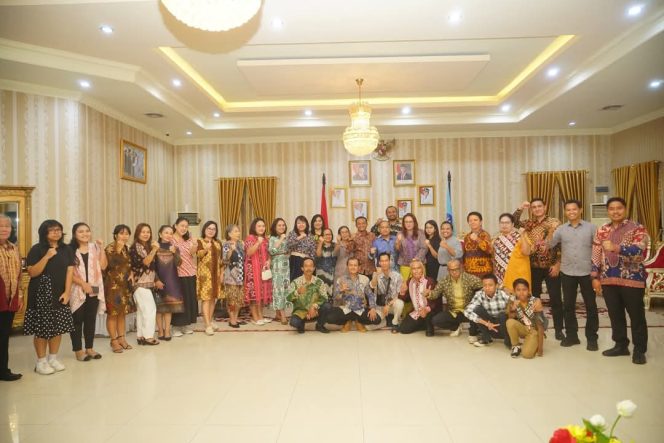 
					Bentuk toleransi beragama, Jemaat Sektor XII GPIB Bukit Zaitun diterima Bupati Bone di Rumah Jabatannya